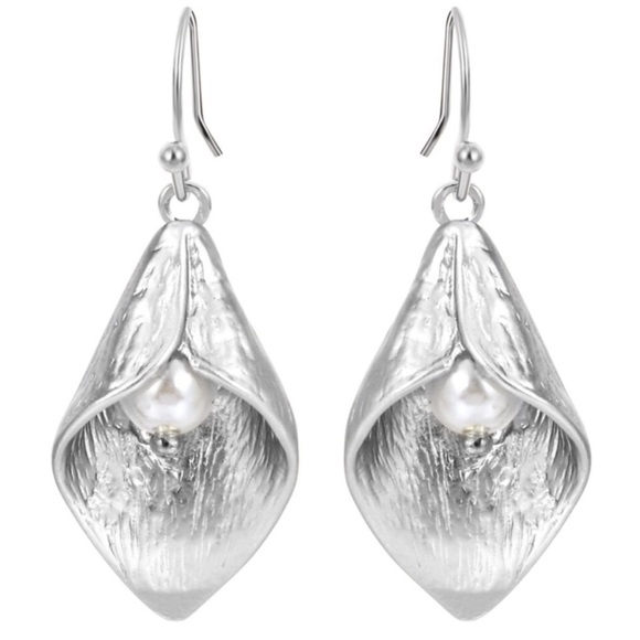 🎁 Gold Pearl Calla Lilly Earrings - Picture 5 of 7